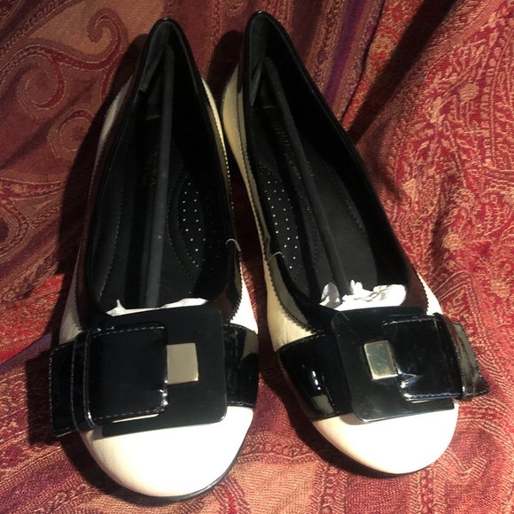 NEW IN BOX: SHOEBOX NEW YORK FLATS - Picture 2 of 10